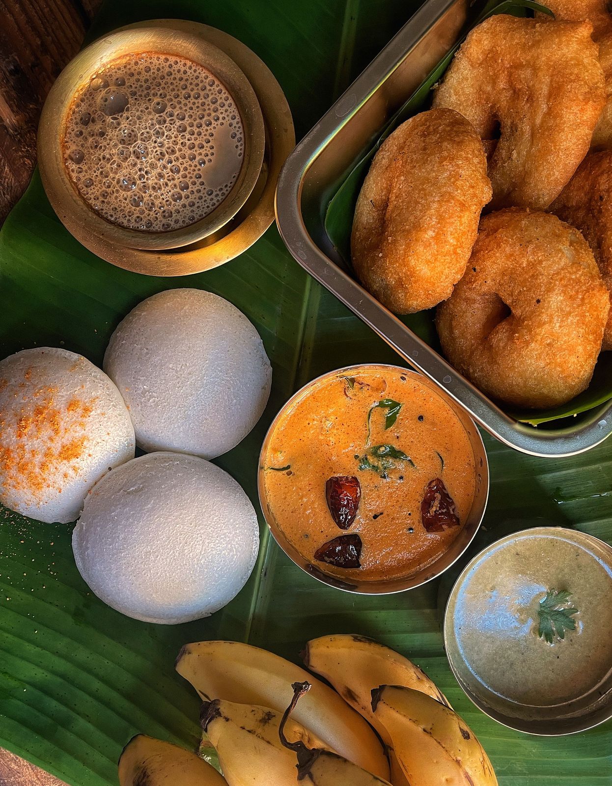 Idli with sambar and chutney